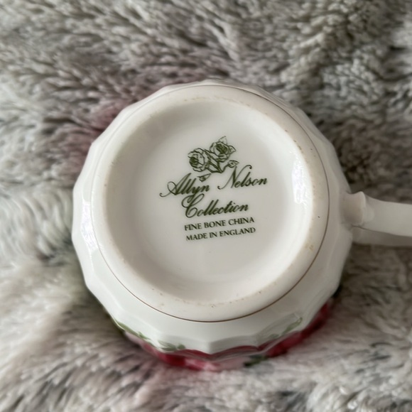 Allyn Nelson fine bone floral China tea cup and saucer - Picture 6 of 6